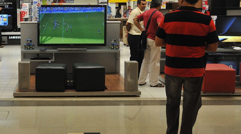 Vendas no comércio recuam 0,1% em junho, 3º mês seguido de queda