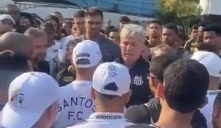 "Vocês deveriam tomar tapa na cara"