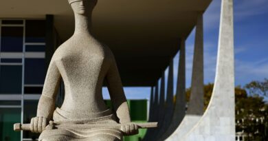 Advogado diz que fará "defesa verdadeira" e que Bolsonaro não está bem