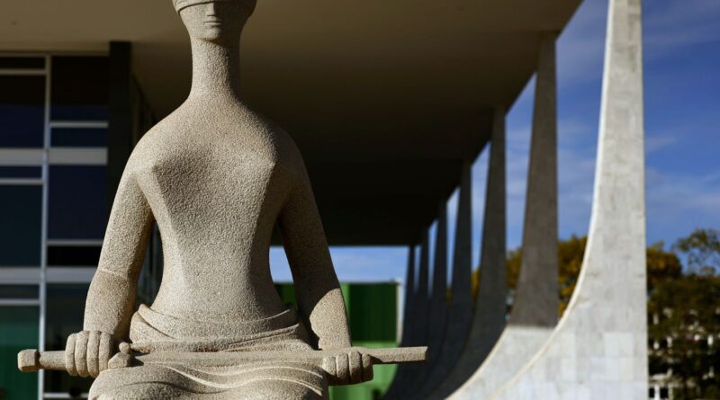 Advogado diz que fará "defesa verdadeira" e que Bolsonaro não está bem