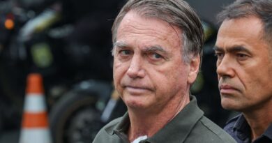 Após retirada de lesões da pele, Bolsonaro volta à prisão domiciliar