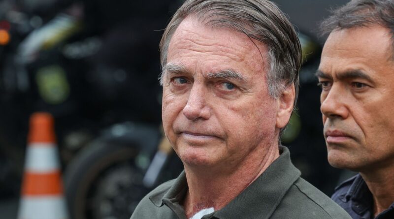 Após retirada de lesões da pele, Bolsonaro volta à prisão domiciliar