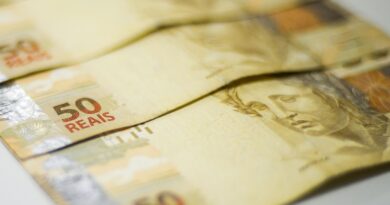 Arrecadação federal no ano supera 2024, apesar da queda em agosto