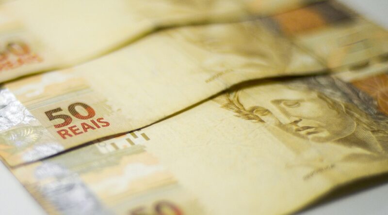 Arrecadação federal no ano supera 2024, apesar da queda em agosto