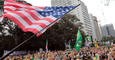 Ato pró-Bolsonaro une governadores e parlamentares de direita em SP