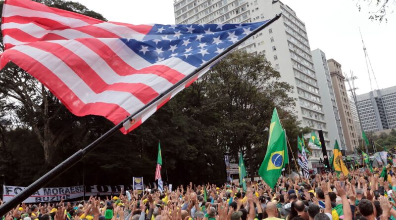 Ato pró-Bolsonaro une governadores e parlamentares de direita em SP