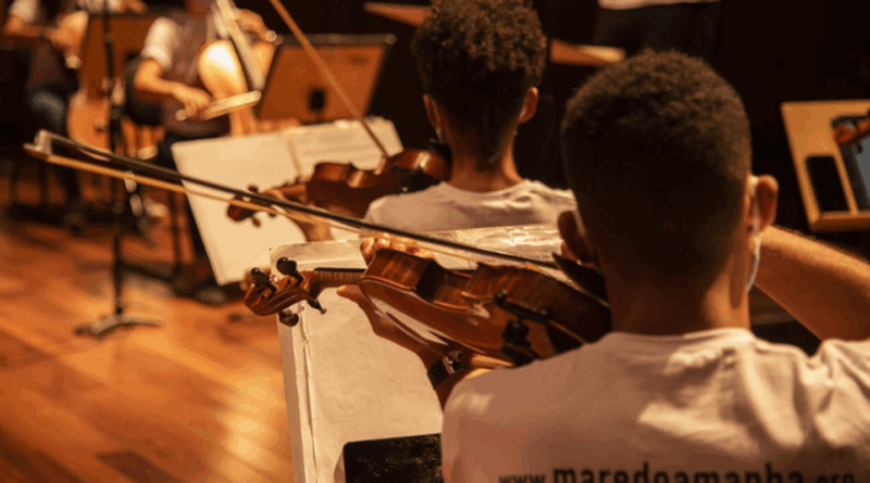 Aulas gratuitas de música são oferecidas no Complexo da Maré