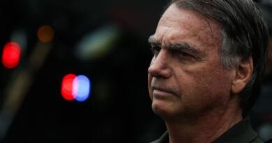 Bolsonaro teve pré-síncope, vômitos e queda de pressão, diz defesa