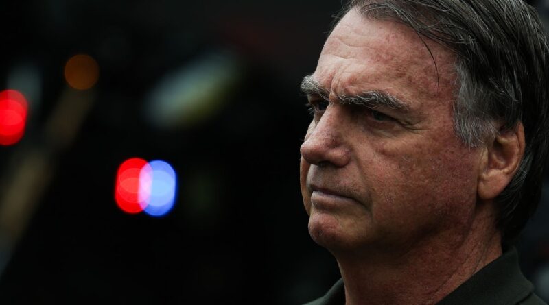 Bolsonaro teve pré-síncope, vômitos e queda de pressão, diz defesa