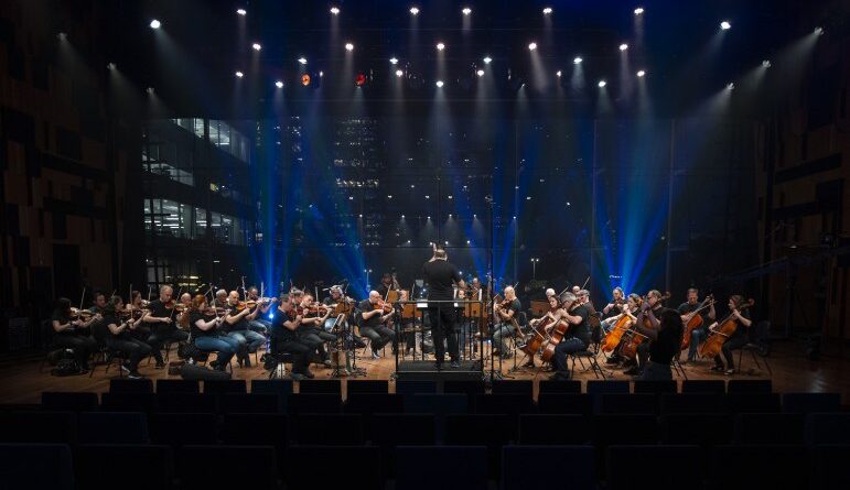 Brasil Jazz Sinfônica transforma clássicos do rock em concerto no Teatro B32