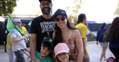 Brasileiros celebram soberania; Curupira e Zé Gotinha desfilaram