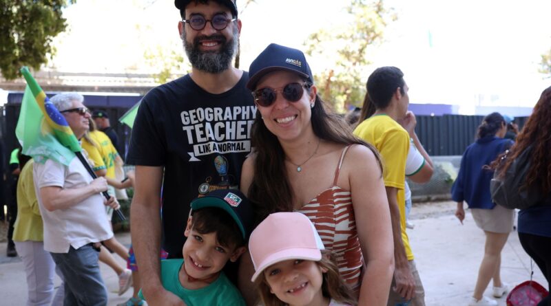 Brasileiros celebram soberania; Curupira e Zé Gotinha desfilaram