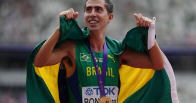 Caio Bonfim é campeão mundial dos 20 km da marcha atlética em Tóquio
