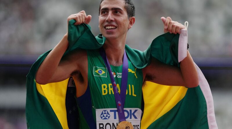 Caio Bonfim é campeão mundial dos 20 km da marcha atlética em Tóquio
