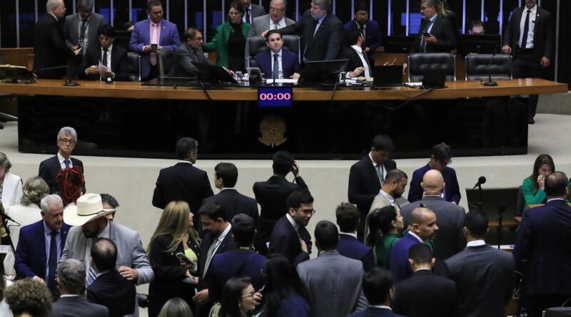 Câmara aprova texto que dificulta denúncia criminal contra parlamentar