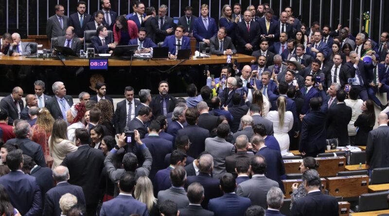 Câmara aprova urgência para projeto de anistia a golpistas