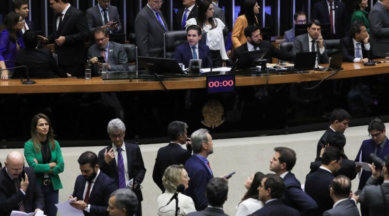 Câmara derruba voto secreto em PEC da Blindagem por falta de quórum