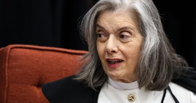 Cármen Lúcia forma maioria pela condenação de Bolsonaro e aliados