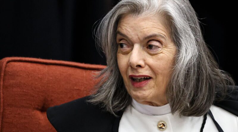 Cármen Lúcia forma maioria pela condenação de Bolsonaro e aliados