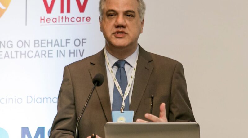 Covid-19 não desapareceu e casos continuam ocorrendo, alerta médico