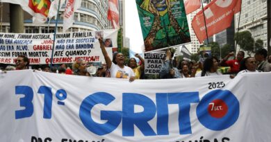 Desfile e protesto tomam as ruas do centro do Rio de Janeiro