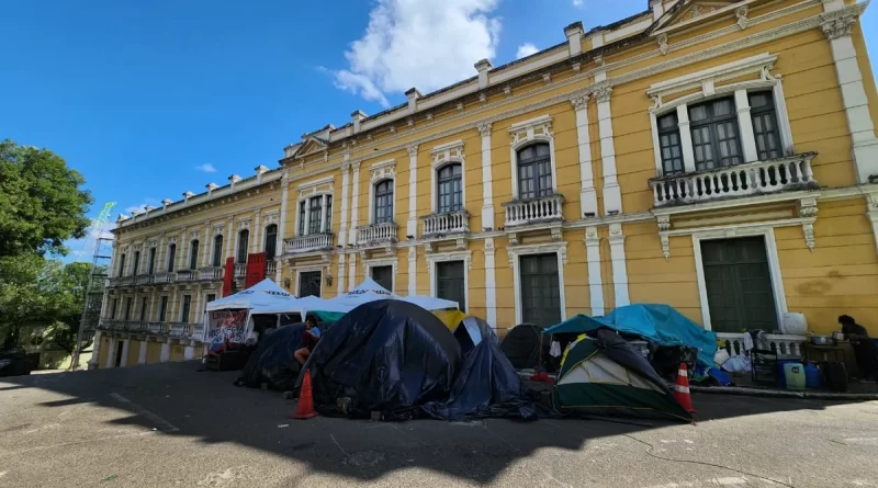 Famílias de Vila Esperança continuam acampadas em frente ao Palácio Anchieta – Portal Momento