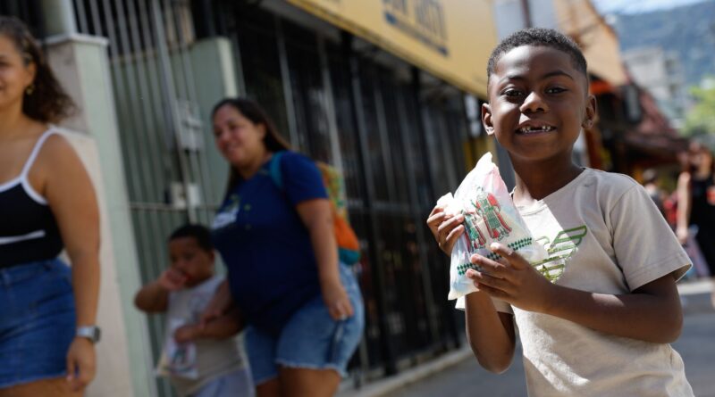 Fé e alegria marcam o dia de Cosme e Damião no Rio de Janeiro