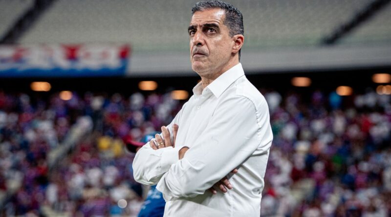 Fortaleza anuncia saída do técnico português Renato Paiva