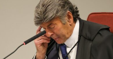 Fux descarta crime de organização criminosa em ação sobre golpe no STF