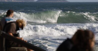 Guarda-vidas buscam casal que desapareceu na Praia do Leme