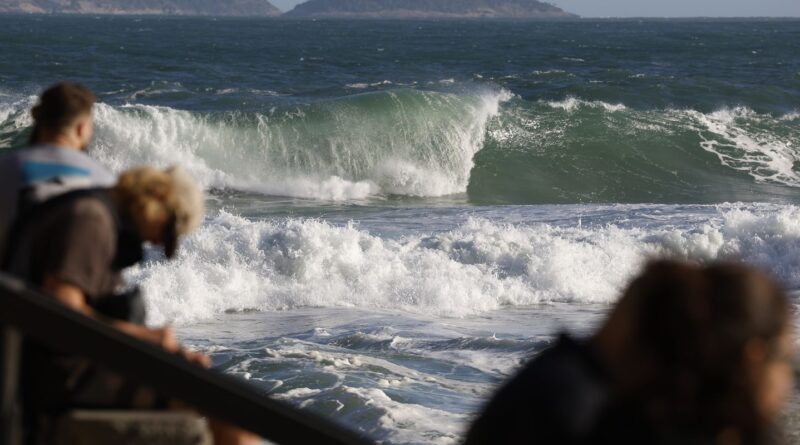 Guarda-vidas buscam casal que desapareceu na Praia do Leme