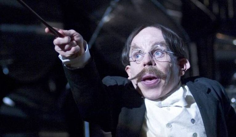 HBO anuncia retorno de Warwick Davis como professor Flitwick na série