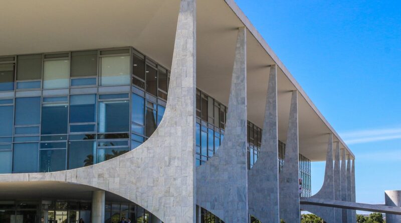 Homem tenta subir rampa do Palácio do Planalto duas vezes na madrugada