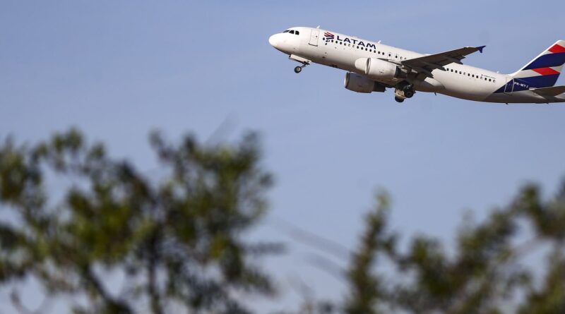 Latam anuncia compra de 24 aviões da Embraer