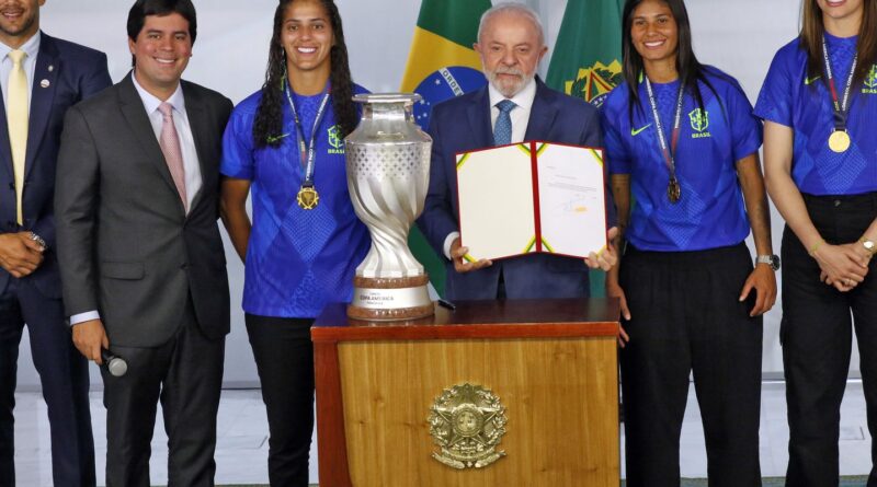 Lula diz que enviará projeto de lei para incentivar futebol feminino