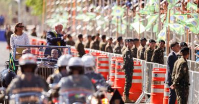 Lula e ministros acompanham desfile; público entoa "sem anistia"