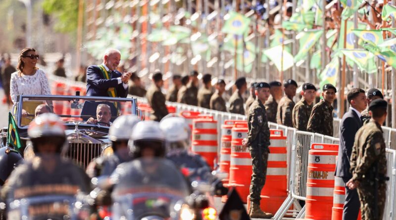 Lula e ministros acompanham desfile; público entoa "sem anistia"