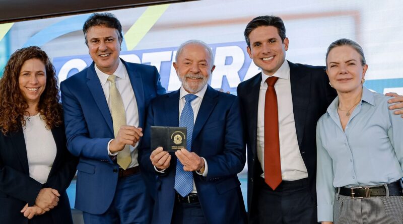 Lula sanciona lei que cria Carteira Nacional do Professor