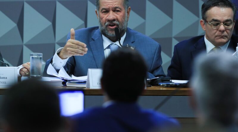 Lupi diz que governo acompanhava, mas não tinha dimensão das fraudes no INSS