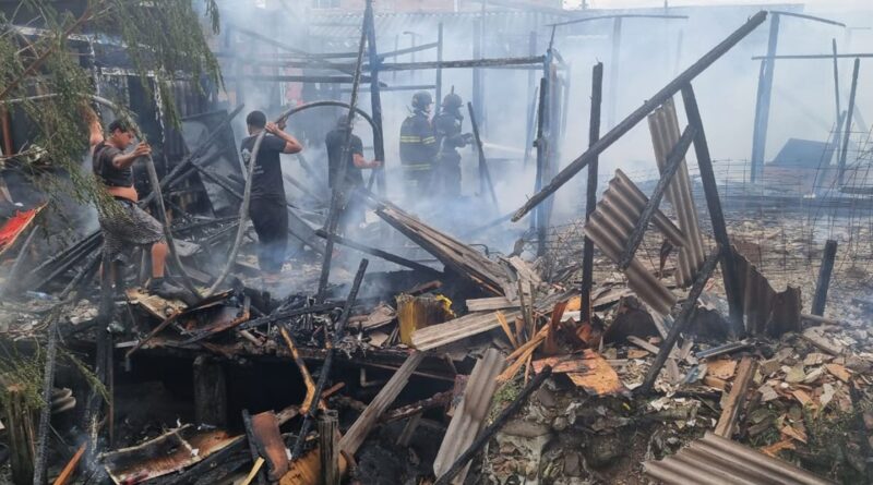 Mais de 15 moradias são atingidas por incêndio em Cubatão