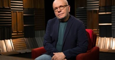 Marcelo Tas recebe o cantor e compositor Chico Chico nesta terça-feira (23)