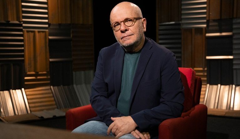 Marcelo Tas recebe o cantor e compositor Chico Chico nesta terça-feira (23)