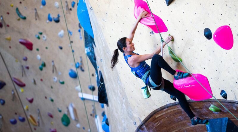 Marina Dias conquista bicampeonato no Mundial de escalada paralímpica