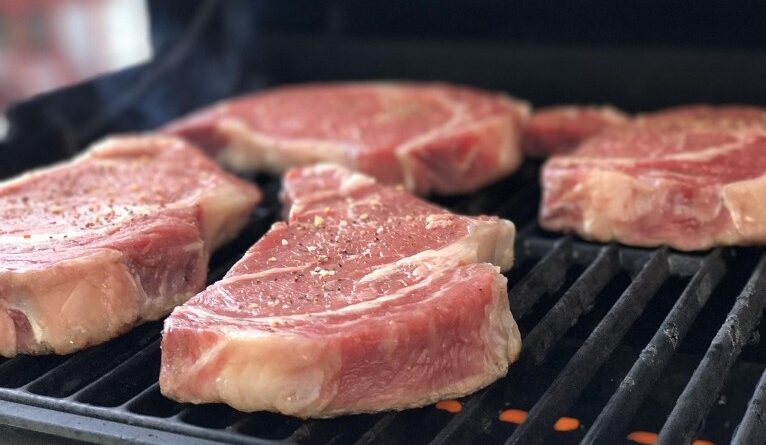 Mesmo com tarifaço dos EUA, preço da carne vermelha dispara e supera inflação em quatro vezes
