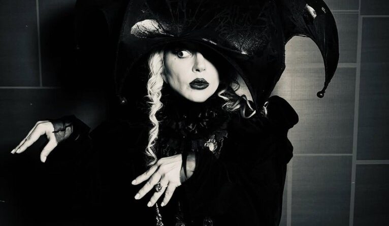 Netflix revela caracterização de Lady Gaga como professora em ‘Wandinha’; veja