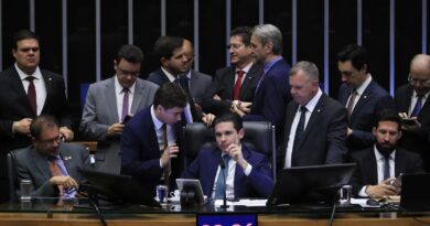 PEC da blindagem é aprovada por deputados e vai ao Senado 