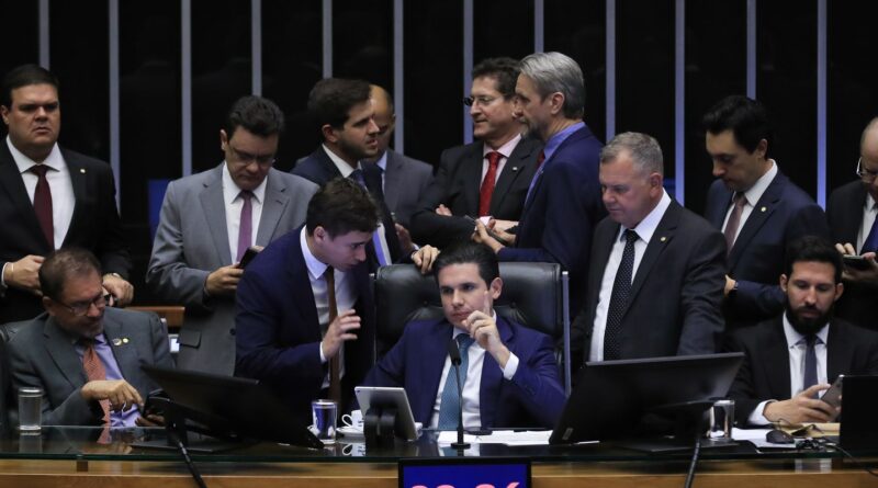 PEC da blindagem é aprovada por deputados e vai ao Senado 