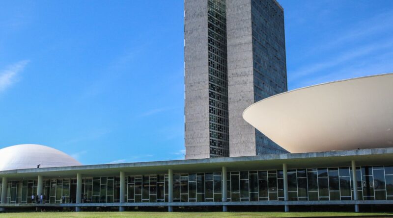 Projeto que derruba regras sobre aborto legal em crianças avança na Câmara