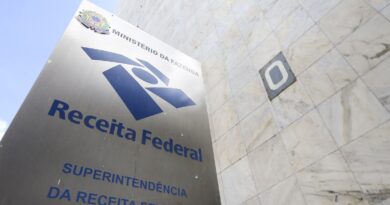 Receita apreende em dois navios no Rio carga de combustível irregular