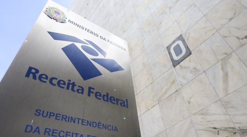 Receita apreende em dois navios no Rio carga de combustível irregular